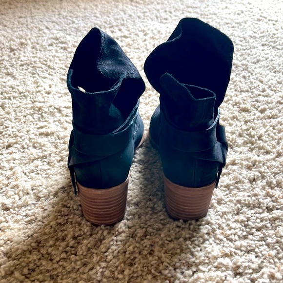 UGG Elora boot.  Black.  Size 7.  Womens boot. - Picture 5 of 10